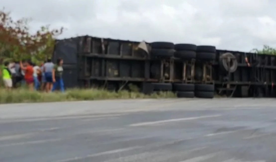 Caminh O De Sucos Tomba E Carga Saqueada Por Populares Em Junqueiro