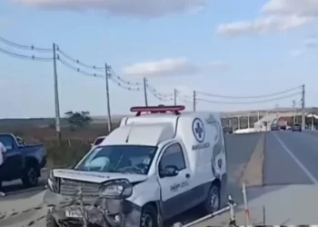 Ambulância perde controle, mata mulher e deixa feridos