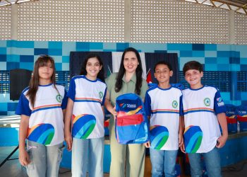 Prefeitura de Campo Alegre inicia entrega de 12 mil uniformes e kits escolares para alunos da rede municipal