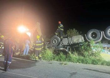 Motorista morre após carreta tombar na AL-140, em Mata Grande