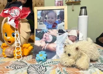 Tragédia na Argentina: bebê morre engasgado com unha postiça da mãe