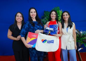 Prefeita Pauline Pereira anuncia reajuste salarial e entrega kits a agentes de saúde em Campo Alegre