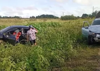 Colisão entre dois carros é registrada em trecho da AL-115, na Zona Rural de Arapiraca