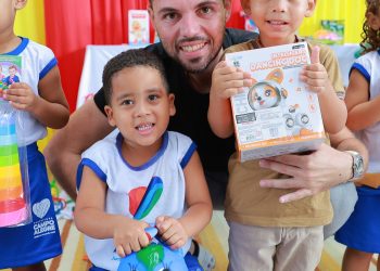 Prefeitura de Campo Alegre realiza entrega de brinquedos na rede municipal de ensino infantil