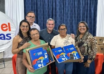 Educação: Prefeitura de Campo Alegre realiza entrega de kits escolares para estudantes da EJA