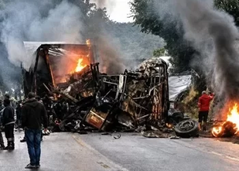 Ônibus e carreta batem, pegam fogo e deixam oito mortos na BR-251 em Minas Gerais