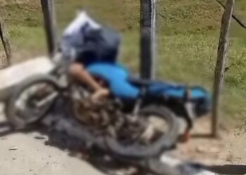 Jovem de 25 anos morre após colidir motocicleta contra poste