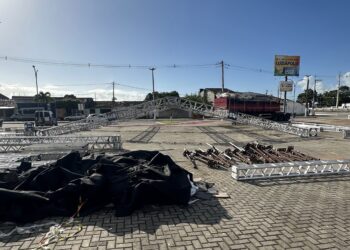 Contagem regressiva: palco começa a ser montado para grande show em Luziápolis