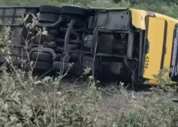 Viagem de fé termina em tragédia após ônibus que transportava romeiros tombar no Ceará