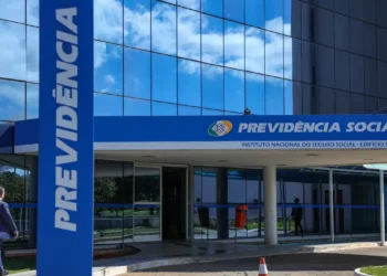Filhos de vítimas de feminicídio podem receber pensão especial do INSS; veja as regras