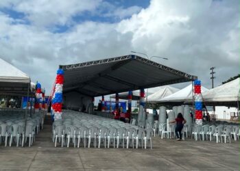 Tendas já estão montadas na Praça Multieventos para receber participantes da caminhada desta terça-feira (18)