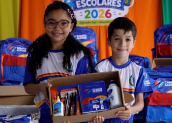 Estudantes de mais duas escolas municipais recebem kits escolares e novos fardamentos em Campo Alegre