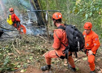 Helicóptero cai em área de mata no Rio de Janeiro e deixa quatro mortos