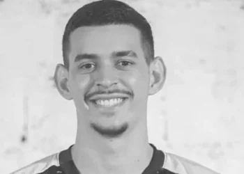 Jovem perde controle de moto e morre ao colidir em placa, entre Junqueiro e São Sebastião
