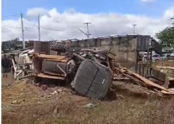 Caminhão com retroescavadeira capota e interdita trecho da AL-220