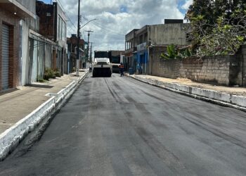 Rua Fernando Coutinho é a primeira de Luziápolis a receber pavimentação asfáltica