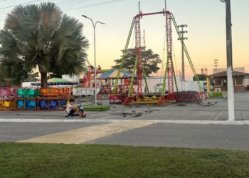 Parque de diversões chega a Campo Alegre e começa a ser montado na Praça Multieventos