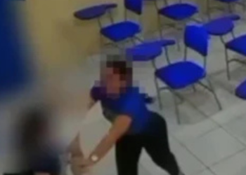 Professora é esfaqueada por aluna dentro de sala de aula em escola