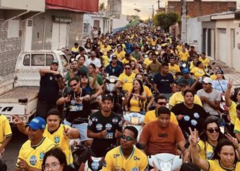Apoiadores de Flávio Bolsonaro lotam as ruas de Campo Alegre em motocarreata