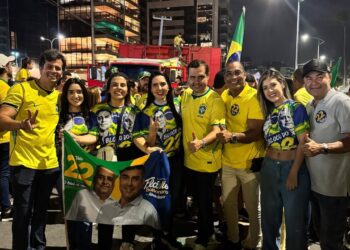 Pauline Pereira participa do Bloco do 22, que reúne apoiadores de Flávio Bolsonaro na orla de Maceió