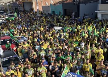 Bloco do 22 reúne apoiadores de Flávio Bolsonaro em grande caminhada em Campo Alegre